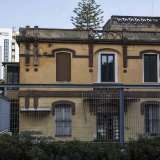 L'edificio unisce il razionalismo delle forme geometriche al decoro degli architravi floreali. Si articola su due piani, ognuno scandito da tre finestre rettangolari di uguale dimensione. L'apertura centrale del piano inferiore conserva i resti di una sottile pensilina marrone al di sopra della quale si appoggia una ringhiera dello stesso colore